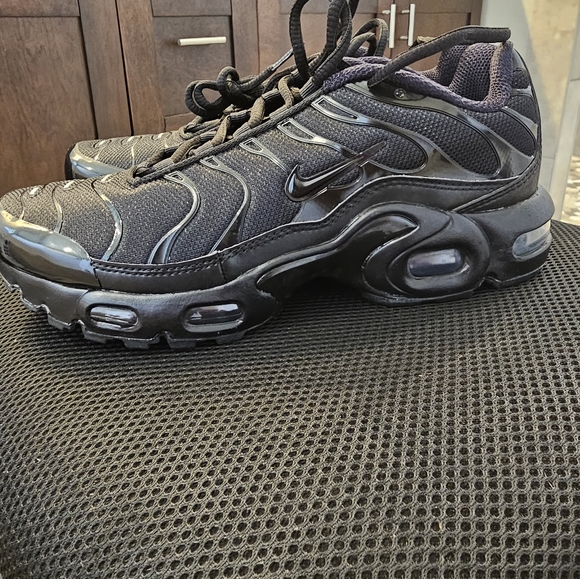 Boys Black Nike Airmax Plus - Picture 2 of 4